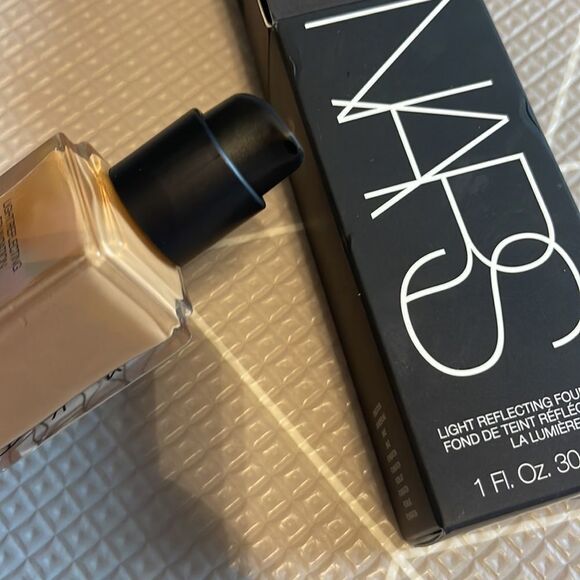 NARS
Light Reflecting Foundation. Syracuse - Picture 3 of 3
